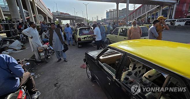 택시 기사들 북적이는 '라왈핀디' (라왈핀디=연합뉴스) 손현규 특파원 = 미국과 이란이 2차 종전 협상을 앞둔 가운데 지난 19일(현지시간) 오후 중재국 파키스탄 라왈핀디에서 정부 방침으로 시외버스 운행이 중단되자 택시기사들이 손님을 태우기 위해 기다리고 있다. 
    이는 미국이나 이란 대표단이 항공기를 타고 라왈핀디에 있는 누르 칸 공군기지에 도착할 경우에 대비해 미리 안전을 확보하려는 조치로 풀이된다. 2026.4.20 son@yna.co.kr