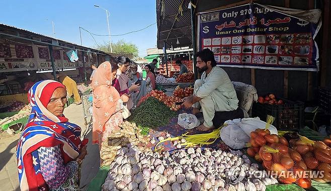 정상 운영 중인 이슬라마바드 최대 재래시장 (이슬라마바드=연합뉴스) 손현규 특파원 = 미국과 이란이 2차 종전 협상을 앞둔 가운데 지난 19일(현지시간) 오후 중재국 파키스탄 이슬라마바드에 있는 최대 재래시장에서 현지인들이 채소를 사고 있다. 2026.4.20 son@yna.co.kr