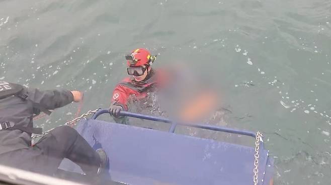 태안 마검포항 해상에서 숨진 채 발견된 실종자 [태안해경 제공. 재판매 및 DB 금지]