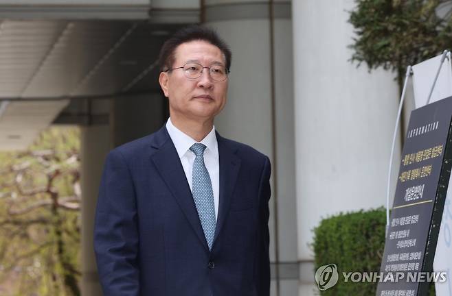 공판 출석하는 박성재 전 법무부 장관 (서울=연합뉴스) 이진욱 기자 = 박성재 전 법무부 장관이 31일 서울 서초구 서울중앙지법에서 열린 이종섭 전 국방부 장관의 '호주 도피' 사건에 대한 1차 공판에 출석하고 있다. 2026.3.31 cityboy@yna.co.kr