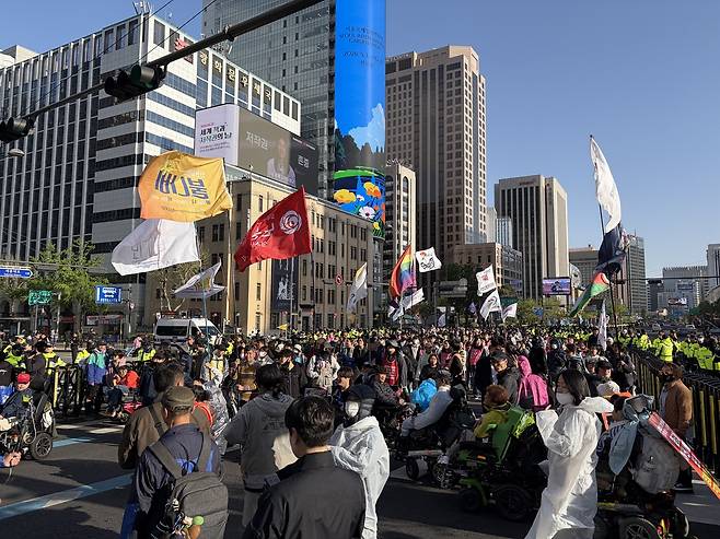 전국장애인차별철폐연대(전장연)가 20일 오후 광화문 서십자각에서 4·20장애인차별철폐공동투쟁단과 '4·20장애인차별철폐공동투쟁 1박2일 결의대회'를 연 뒤 행진하고 있다. [촬영 양수연]
