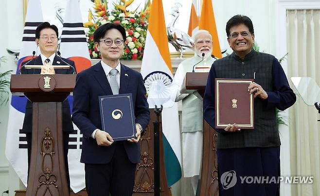 한-인도, 산업협력위원회 신설 (뉴델리=연합뉴스) 김도훈 기자 = 김정관 산업통상부 장관과 피유시 고얄 인도 상공부 장관이 20일(현지시간) 인도 뉴델리 영빈관에서 이재명 대통령과 나렌드라 모디 총리가 임석한 가운데 산업협력위원회 신설 양해각서(MOU) 교환 후 기념촬영을 하고 있다. 2026.4.20 superdoo82@yna.co.kr