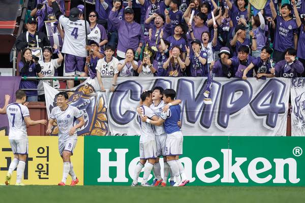 K리그1 FC안양 최건주가 지난 19일 포항스틸러스와의 경기에서 득점한 뒤 선수들과 기뻐하고 있다. 2026.4.19 /한국프로축구연맹 제공