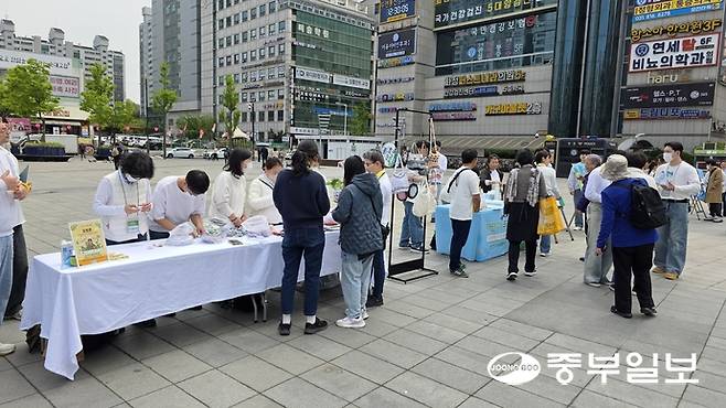 지구의 날을 하루 앞둔 21일 오후 고양시 덕양구 화정역 광장에서 진행 중인 환경 캠페인. 김태훈 기자