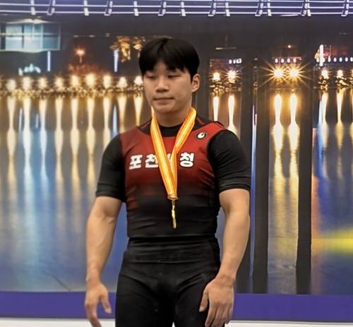 21일 경남 고성 역도전용경기장에서 열린 제85회 문곡서상천배 역도경기대회 남자 일반부 60㎏급 인상서 3관왕을 차지한 포천시청의 김용호가 시상식에서 기념사진을 찍고 있다. 사진=포천시청