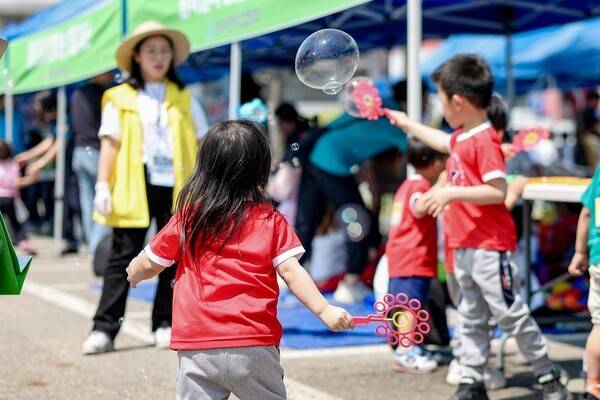 지난해 어린이날을 맞아 수원시가 개최한 '어린이 놀이 한마당' 행사에서 어린이들이 놀이에 참여하고 있다.