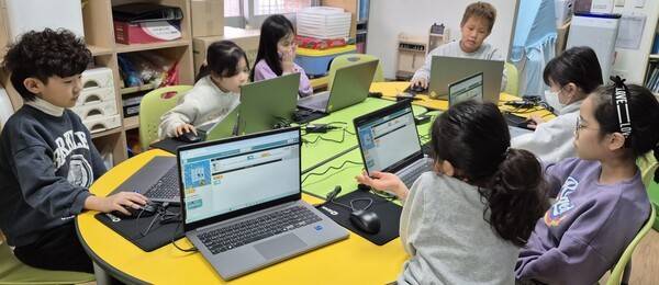 다함께돌봄센터에서 코딩을 배우고 있는 아이들.