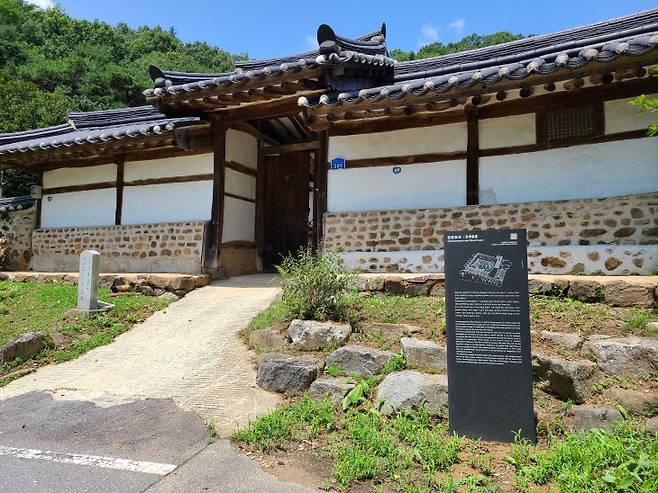 관동묘려(寬洞墓廬)의 모습. 이곳은 열녀로 열녀문을 하사받은 쌍청당(雙淸堂) 송유(1389~1446)의 어머니 류씨 부인이 문종 2년(1452) 82세로 돌아가시자 이곳에서 장례를 지내고 그 옆에다 만든 재실이다.                                                                                                                                사진=한소민 소장