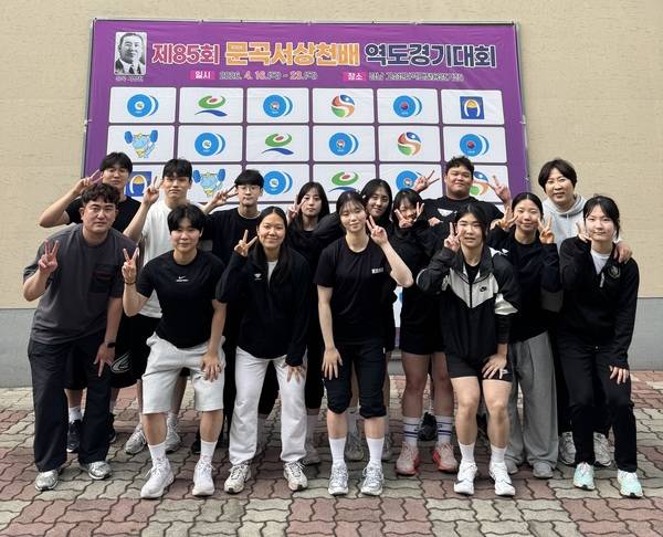 ▲ '85회 문곡서상천배 역도경기대회'에서 우수한 성적을 거둔 충북체육고등학교 역도부 선수들. 충북도교육청 제공