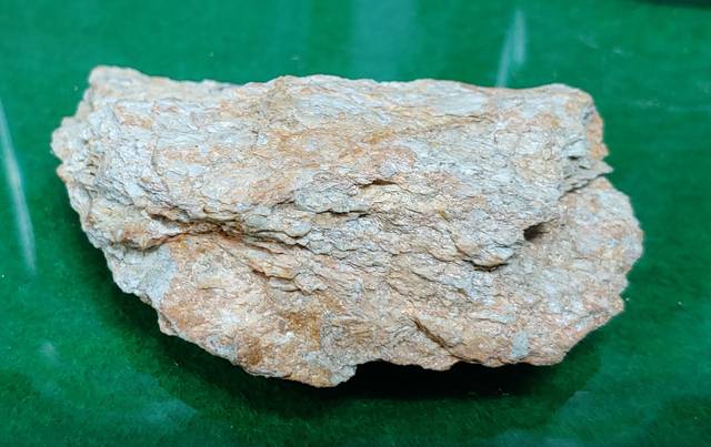 ▲ 영동군에 1억톤 이상이 매장된 것으로 확인된 일라이트 원석.