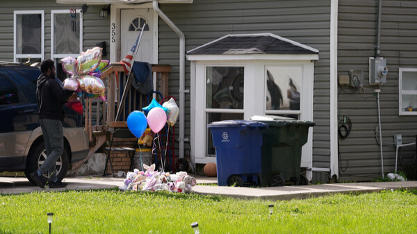 총기 난사가 발생한 집 앞에 어린이 희생자들을 추모하는 풍선이 놓인 모습. 연합뉴스