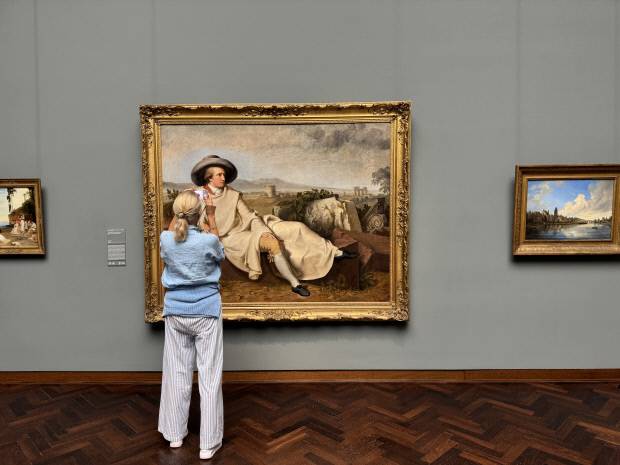 관람객이 슈테델 미술관의 아이콘인  요한 하인리히 빌헬름 티슈바인의 ‘로마 캄파냐에서의 괴테’(Goethe in the Roman Campagna)를 감상하고 있다.