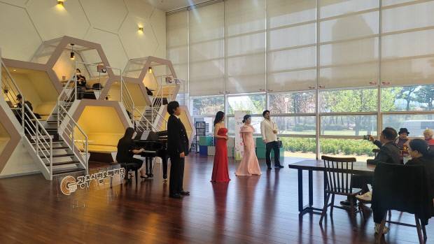 광주시청 로비에서 지난 15일 펼쳐진 ‘찾아가는 공연’ 모습.<광주시립오페라단 제공>