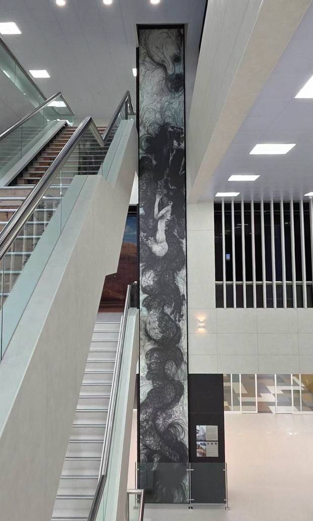 박소빈 작가의 연필 드로잉 ‘새로운 신화 창조를 위하여’가 모교인 국립목포대 박물관 1층에 영구 설치됐다.  <박소빈 작가 제공>