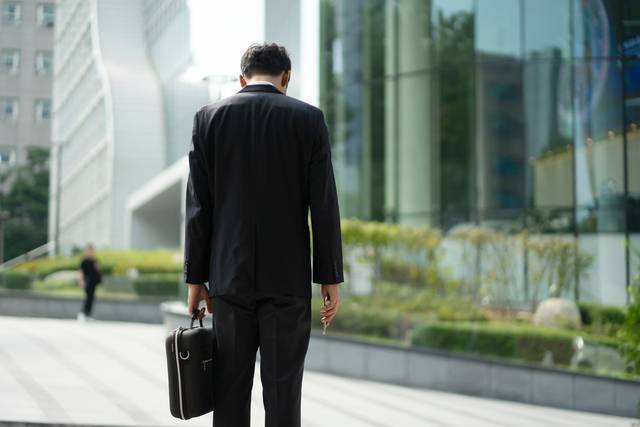 자격증 취득 비용 등 매년 상승하는 취업 준비 비용으로 도내 청년들이 울상을 짓고 있다. /클립아트 코리아