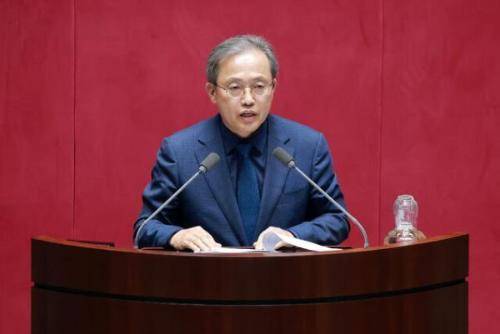 ◇지난18일 국회에서 열린 4월 임시국회 제6차 본회의에서 정치개혁특별위원장인 더불어민주당 송기헌 의원이 공직선거법 일부개정법률안 등 정개특위 소관 법안에 대해 제안설명하고 있다. 연합뉴스.