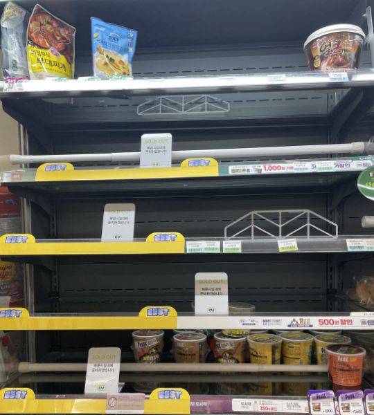 21일 진주시내 한 CU 편의점에 삼각김밥, 도시락, 햄버거 진열대에 물품이 입고되지 않아 텅 비어있다.