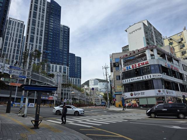 여름철마다 관광객과 차량이 쏠리는 부산 송도해수욕장 입구 앞 삼거리 교차로가 개선된다. 횡단보도 길이를 줄이고 차량 유도선을 정비해 해수욕장 혼잡과 사고 가능성을 낮추기 위해서다. 사진은 공사 예정 삼거리 횡단보도 모습. 김재량 기자 ryang@