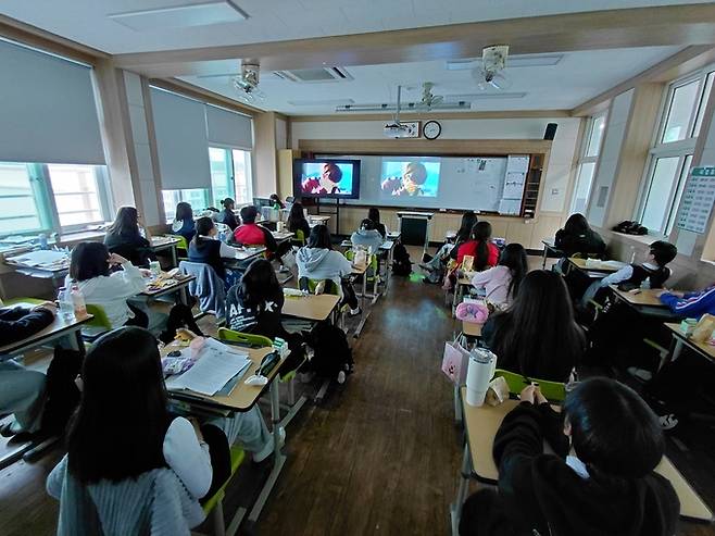 ▲ 경북 의성군 의성여자중학교 학생들이 교실에서 장애 인식 개선 드라마를 시청하며 수업에 집중하고 있다. 경상북도 의성교육지원청 제공