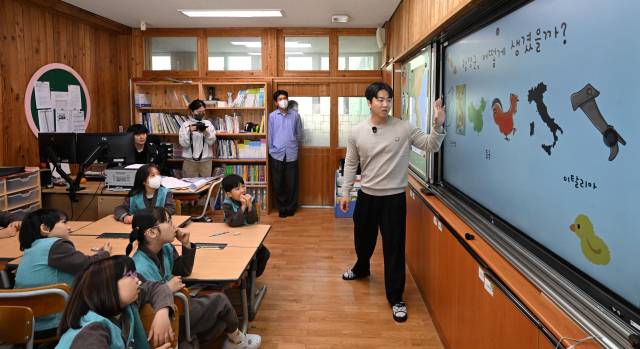 진휘준 기자가 함양군 금반초에서 수업을 진행하고 있다.