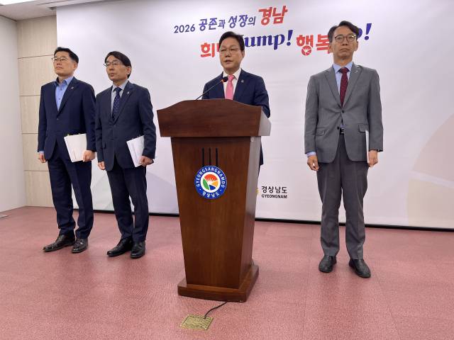 박완수 경남도지사가 21일 경남도청 프레스센터에서 '경남도민 생활지원금' 지급 계획 브리핑을 하고 있다./권태영 기자/