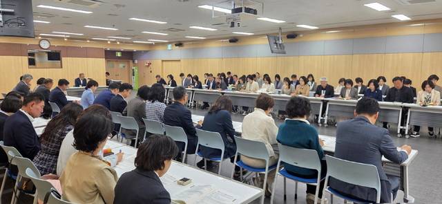 수성구청 확대간부회의에서 배춘식 수성구청장 권한대행과 부서(동)장이 고유가 피해지원금 지급 방안에 대해 논의하고 있다. 대구 수성구청 제공