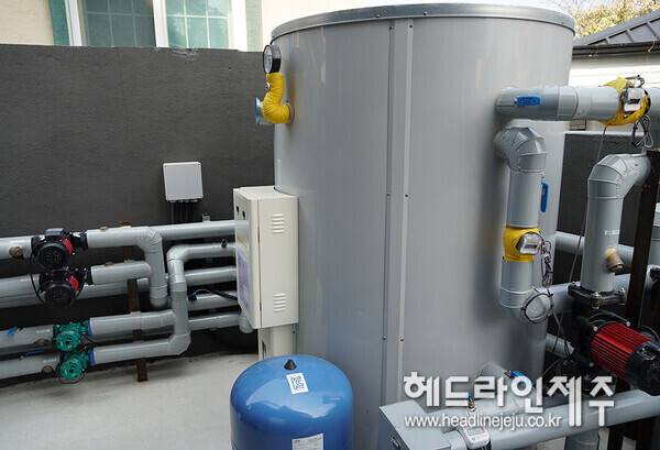 제주시 화북동 금산로 주택에 설치된 히트펌프 실외기 시설. ⓒ헤드라인제주