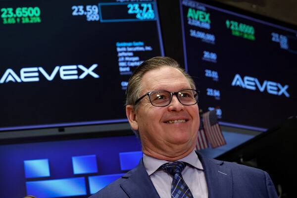 에이벡스(Aevex Corp.)의 창립자 겸 회장인 브라이언 라두엔즈가 2026년 4월 17일 미국 뉴욕시 뉴욕증권거래소(NYSE)에서 열린 회사 기업공개(IPO)에 참석하고 있다. [출처=연합뉴스]