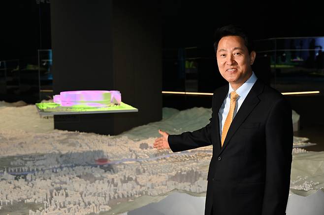 오세훈 서울시장이 21일 서울시청 서울갤러리에서 창동아레나 모형과 함께 기념촬영을 하고 있다.