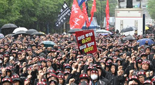 삼성전자 최대 노조인 전국삼성전자노동조합(전삼노)이 총파업에 돌입한 지난 2024년 경기도 화성시 삼성전자 화성사업장 정문 앞에서 총파업 결의대회에 참가한 조합원들이 구호를 외치고 있다./뉴시스