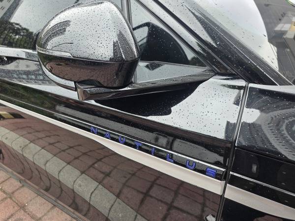 차량 외관 내 'NAUTILUS' 문구