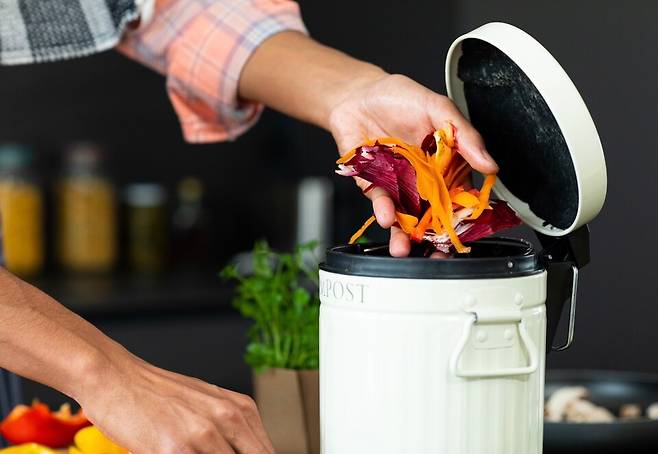 식재료를 효율적으로 관리하며 보관하면 음식물 쓰레기를 줄일 수 있을 뿐 아니라 에너지 사용량과 탄소배출을 함께 줄일 수 있다. 다만 AI 기술 자체가 추가적인 전력 소비를 유발한다는 점에서, 환경적 효과를 단정하기는 이르다는 지적도 있다.(사진 클립아트코리아)/뉴스펭귄