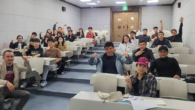[사진=한성대 부동산대학원] 자산관리학과 1학기차 베트남 및 우즈베키스탄 학생들이 성공적인 유학생활을 다짐하며 화이팅을 외치고 있다.