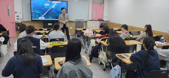 [사진=한성대 부동산대학원] 백성준 한성대 부동산대학원 원장(사진 중앙 정면)이 2026학년도 1학기 부동산학과 '부동산입지론' 개강 강의를 진행하고 있다.