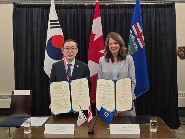 이명구 관세청장(왼쪽)과 다니엘 스미스 앨버타 주정부 수상이 20일(현지시각) 캐나다 앨버타주 에드먼턴에서 '원산지 증빙 서류 간소화에 관한 공동성명'에 서명한 뒤 기념촬영을 하고 있다. (사진=관세청 제공)