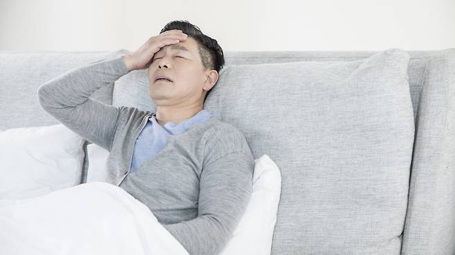 약 먹어도 안 낫는 두통, 목뼈 틀어짐이 보내는 위험 신호｜출처: 클립아트코리아