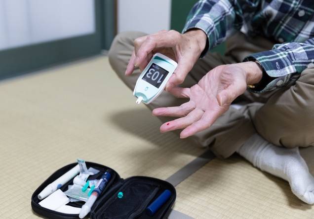 남자 노인이 집에서 혈당을 재고 있다. 44년 병력의 78세 당뇨병 환자라면 당뇨발 신부전 등 당뇨 합병증을 심각하게 걱정해야 한다. 그런 상황에서 의료진의 실시간 모니터링과 철저한 관리, 환자의 엄격한 식단 관리와 운동요법 스트레스 해소 등에 힘입어 7년째 건강하게 잘 지내고 있는 노인의 사례가 학계에 보고됐다. 사진=게티이미지뱅크