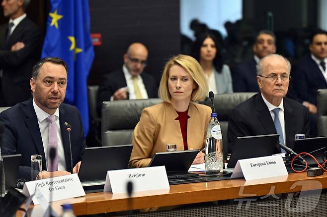 막심 프레보 벨기에 외무장관(왼쪽)과 카야 칼라스 유럽연합(EU) 외교안보 고위대표, 무함마드 무스타파 팔레스타인 자치정부 총리가 20일(현지시간) 브뤼셀에서 열린 '두 국가 해법을 위한 국제 연합' 회의에 참석하고 있다. 2026.4.20 ⓒ AFP=뉴스1