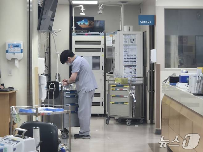 지난 17일 강릉아산병원 권역응급의료센터 소속 의료진이 환자 처치를 위해 분주히 움직이고 있다. 뉴스1 윤왕근 기자