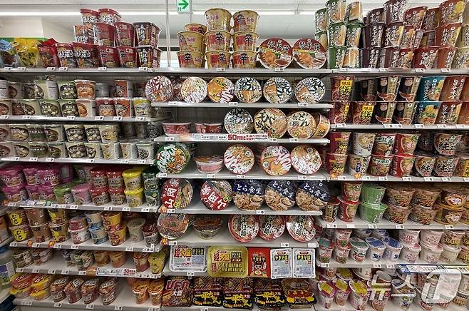 인스턴트 라면 종주국인 일본의 도쿄 하라주쿠에 있는 편의점 패밀리마트 라면 매대 모습. 해외 라면 제품은 신라면과 신라면 툼바가 유일하다.  2026.4.15 ⓒ 뉴스1 황두현 기자