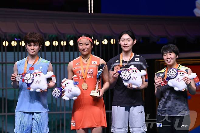 '셔틀콕 여제' 안세영이 12일(한국시간) 중국 닝보에서 열린 2026 아시아배드민턴선수권대회 여자 단식 결승전 시상식에서 은메달을 획득한 중국 왕즈이(왼쪽), 동메달을 획득한 대한민국의 심유진, 일본 야마구치 아카네가 시상식에서 기념 촬영을 하고 있다. ⓒ AFP=뉴스1