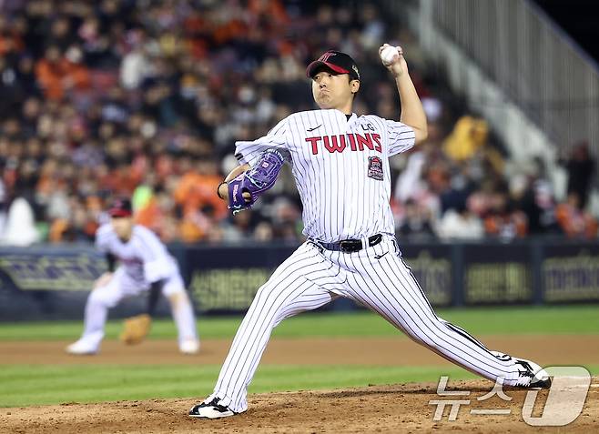 27일 서울 잠실야구장에서 열린 프로야구 2025 신한 SOL뱅크 KBO 포스트시즌 한국시리즈 2차전 한화 이글스와 LG 트윈스의 경기, LG 송승기가 6회초 마운드에 올라 투구하고 있다. 2025.10.27 ⓒ 뉴스1 김성진 기자