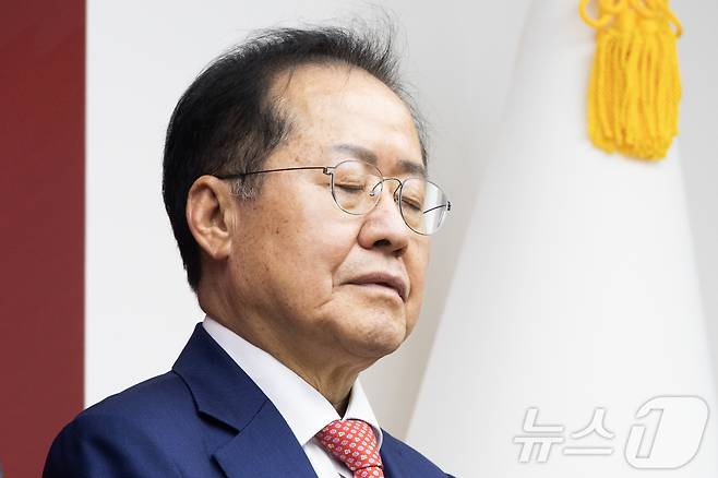 2025년 4월 29일 제21대 대통령후보자 국민의힘 3차 경선 진출에 실패한 홍준표 후보가 눈을 감고 서울 여의도 국민의힘 중앙당사에서 진출자들의 소감을 듣고 있는 모습. 2025.4.29 ⓒ 뉴스1 국회사진취재단