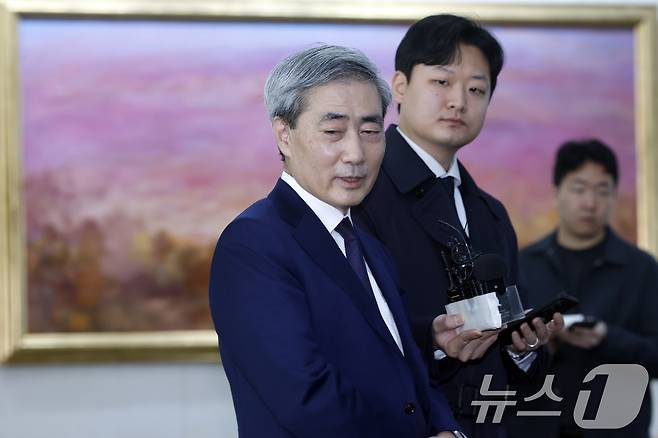 신현송 한국은행 총재 후보자가 31일 오전 서울시 중구 세종대로 한화금융플라자에 마련된 청문회 준비 사무실로 출근하며 취재진의 질문에 답하고 있다. 2026.3.31 ⓒ 뉴스1 박정호 기자