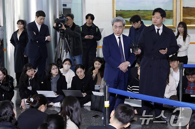 신현송 한국은행 총재 후보자가 31일 오전 서울시 중구 세종대로 한화금융플라자에 마련된 청문회 준비 사무실로 출근하며 취재진의 질문에 답하고 있다. 2026.3.31 ⓒ 뉴스1 박정호 기자