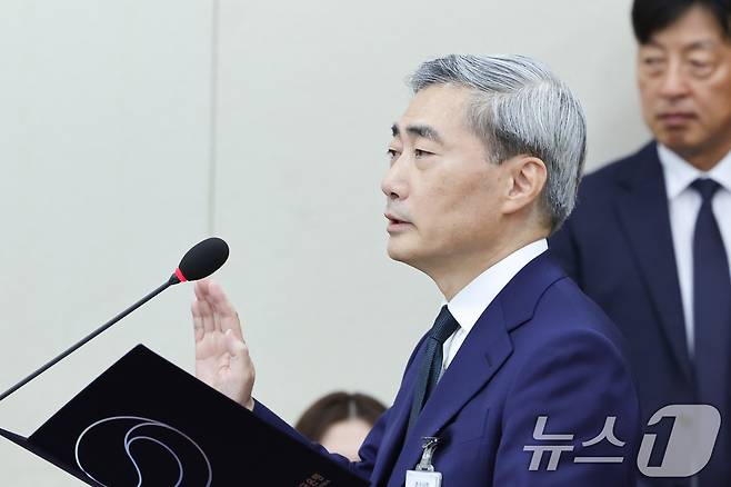 신현송 한국은행 총재 후보자가 15일 서울 여의도 국회 재정경제기획위원회에서 열린 인사청문회에서 선서하고 있다. 2026.4.15 ⓒ 뉴스1 신웅수 기자