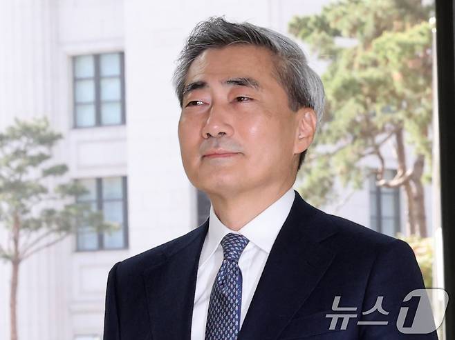 신현송 신임 한국은행 총재가 21일 오전 서울 중구 한국은행으로 첫 출근을 하고 있다. 2026.4.21 ⓒ 뉴스1 황기선 기자