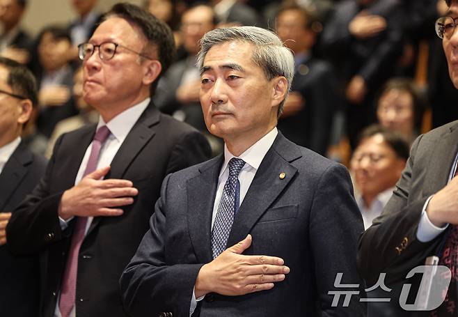 신현송 신임 한국은행 총재가 21일 오전 서울 중구 한국은행에서 열린 취임식에서 국민의례를 하고 있다. (공동취재) 2026.4.21 ⓒ 뉴스1 황기선 기자