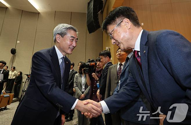 신현송 신임 한국은행 총재가 21일 오전 서울 중구 한국은행에서 열린 취임식을 마친 뒤 직원들과 인사하고 있다. (공동취재) 2026.4.21 ⓒ 뉴스1 황기선 기자