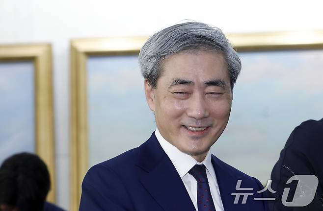 신현송 한국은행 총재 후보자가 31일 오전 서울시 중구 세종대로 한화금융플라자에 마련된 청문회 준비 사무실로 출근하며 취재진의 질문에 답하고 있다. 2026.3.31 ⓒ 뉴스1 박정호 기자